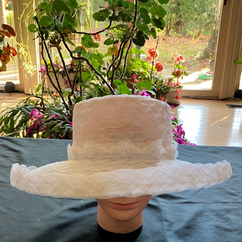 Chic White Floral  Women's Hat
